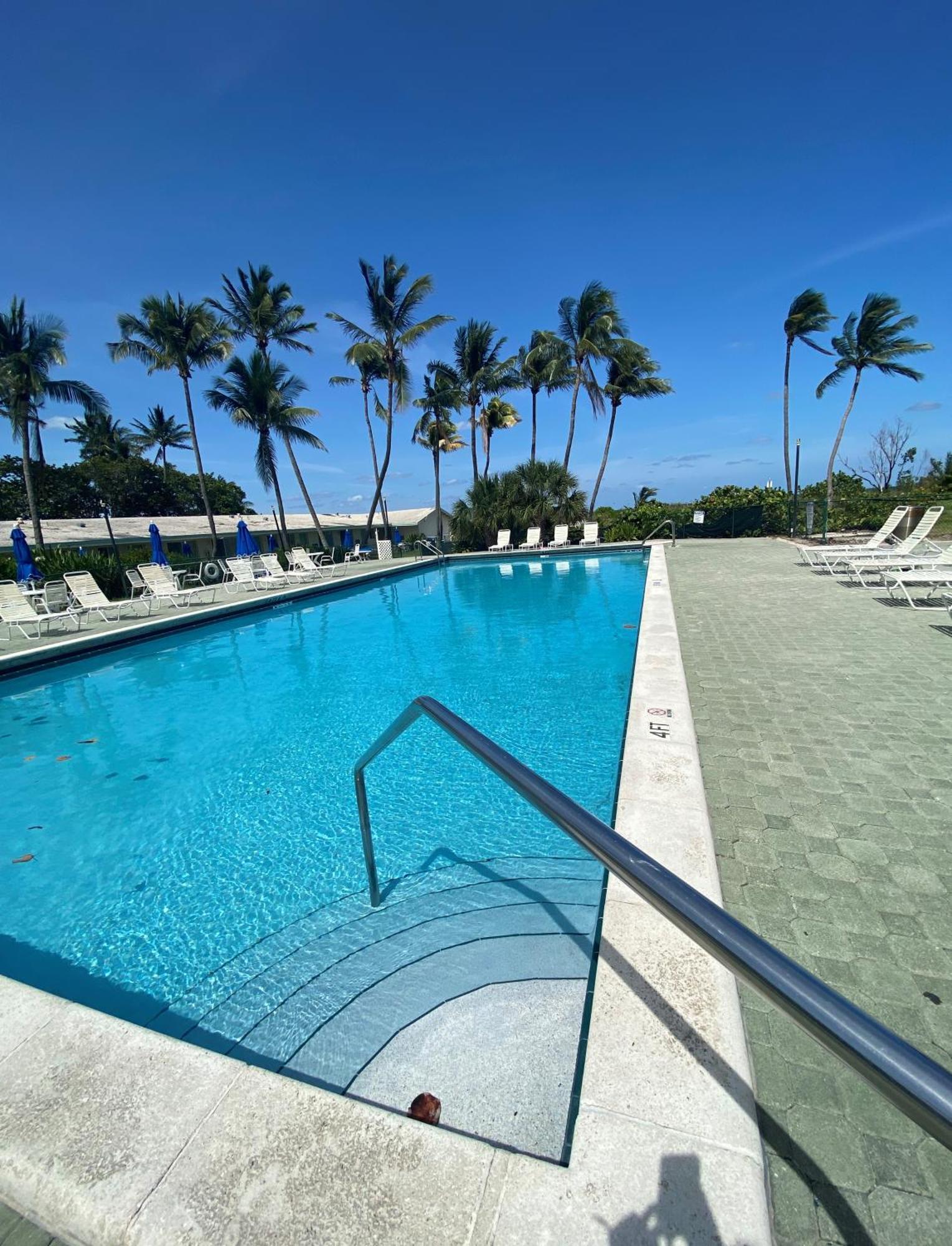 Silver Sands Beach Resort Miami Exterior photo